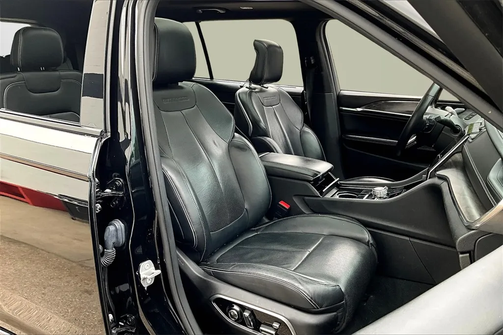 2022 Jeep Grand Cherokee Overland photo 30