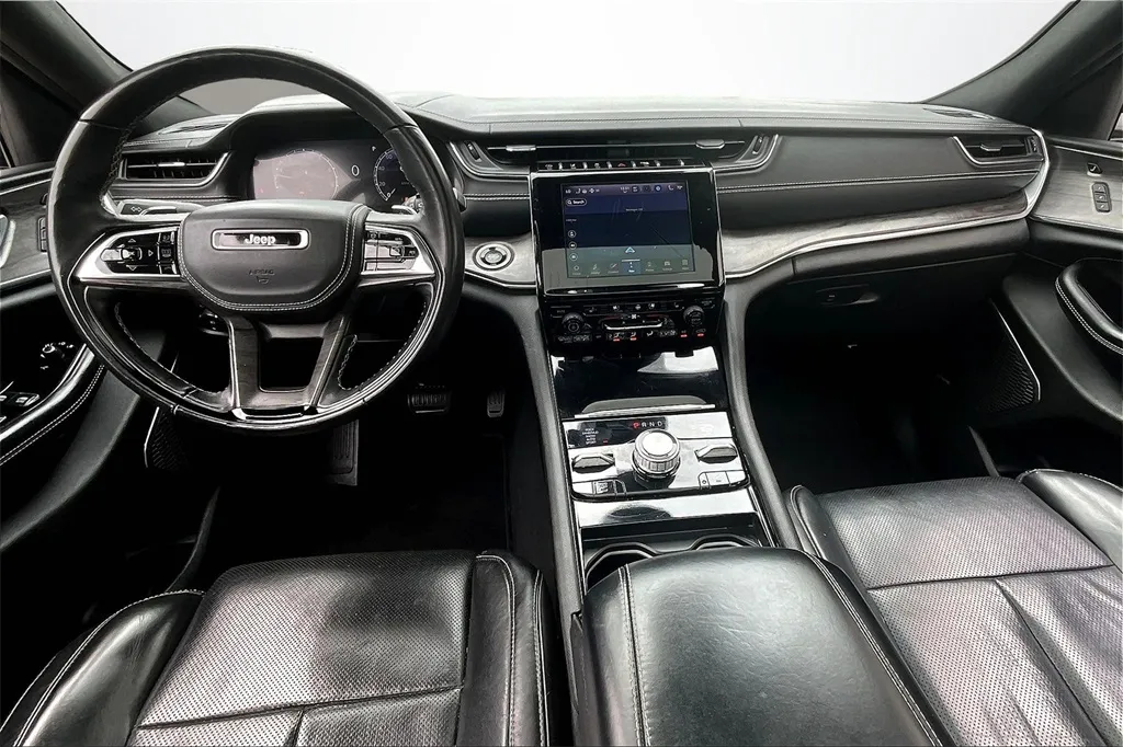 2022 Jeep Grand Cherokee Overland photo 2