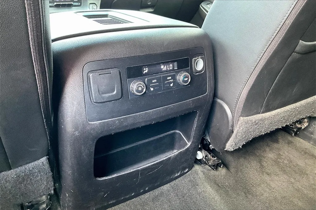2017 Chevrolet Suburban Premier photo 4