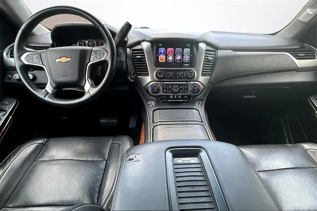 2017 Chevrolet Suburban Premier photo 3