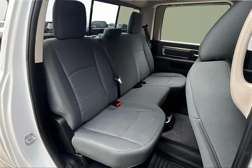 2018 Ram 1500 SLT photo 18