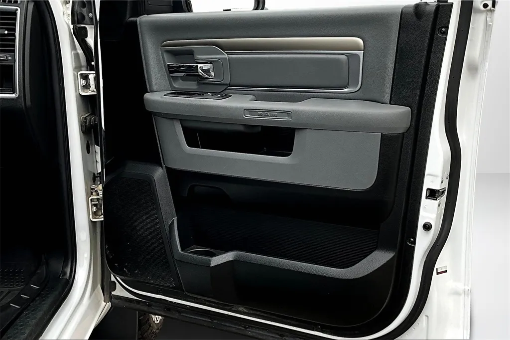 2018 Ram 1500 SLT photo 8