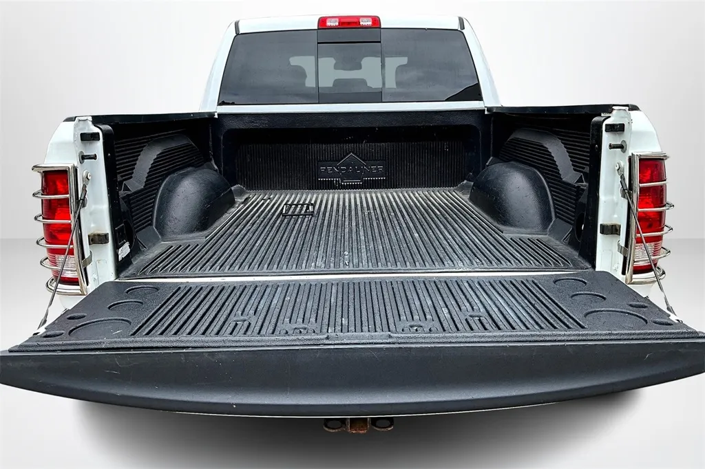 2018 Ram 1500 SLT photo 3
