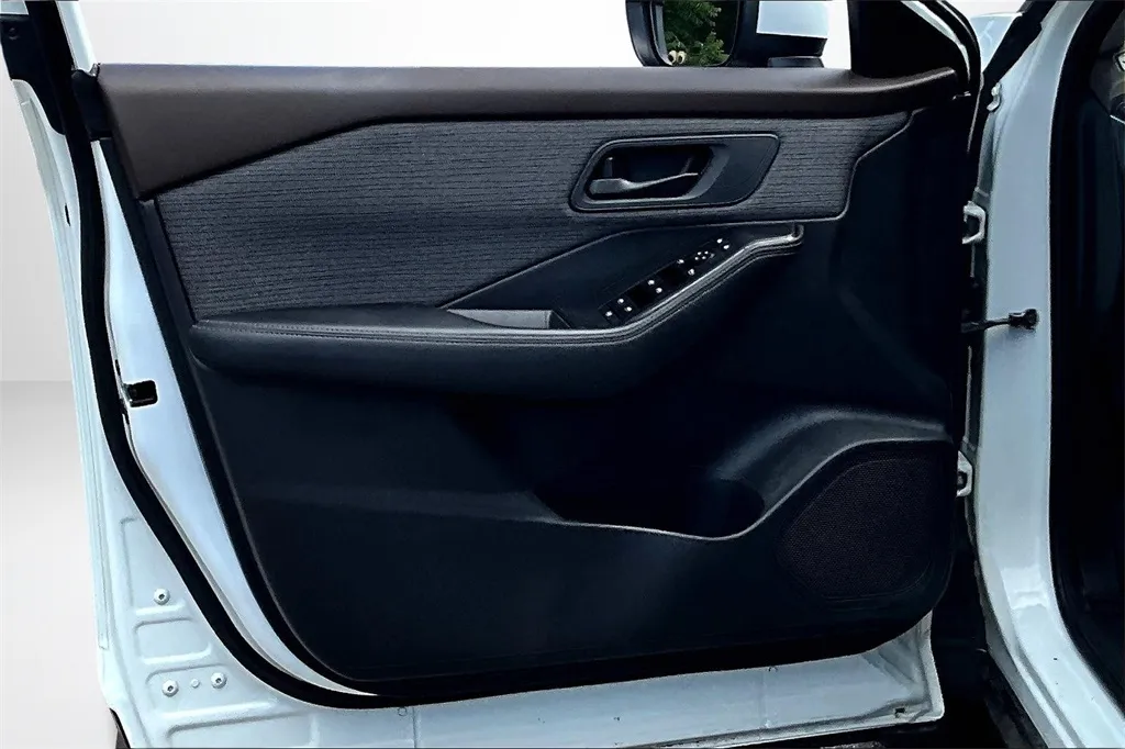2021 Nissan Rogue S photo 17