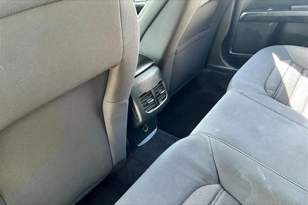 2020 Ford Fusion SE photo 3