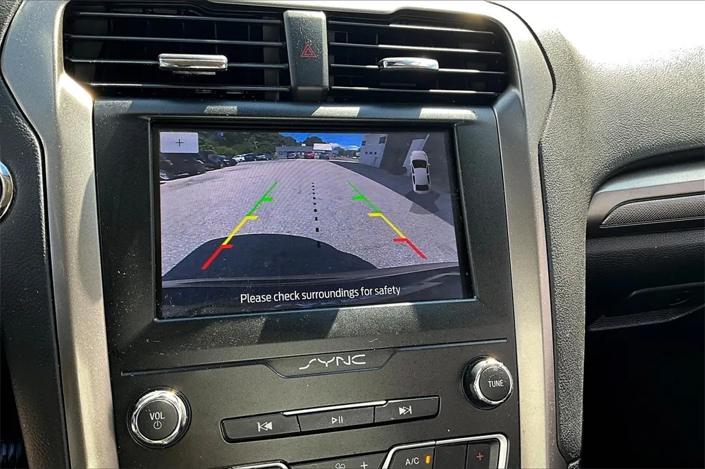 2020 Ford Fusion SE photo 15