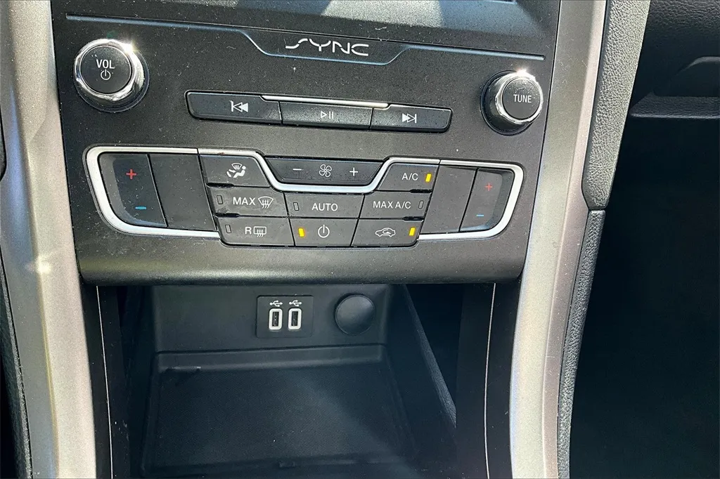 2020 Ford Fusion SE photo 25