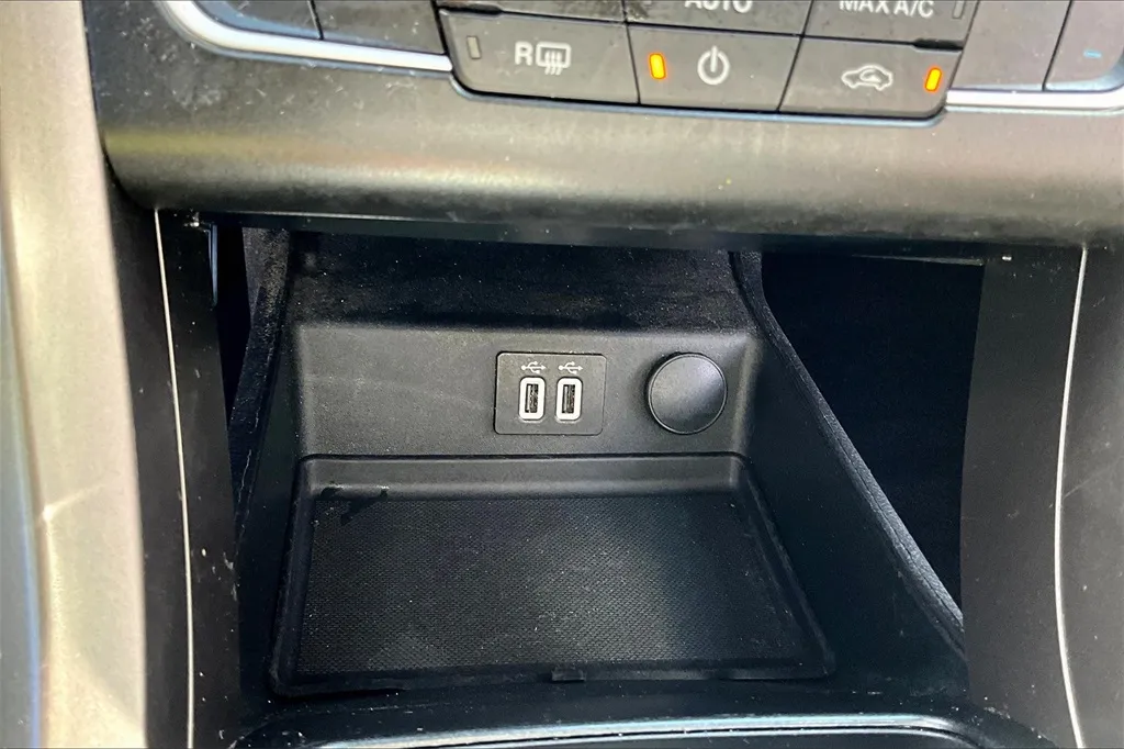 2020 Ford Fusion SE photo 5