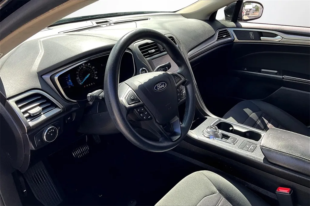 2020 Ford Fusion SE photo 16