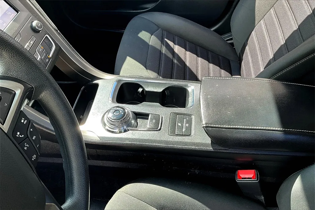 2020 Ford Fusion SE photo 26