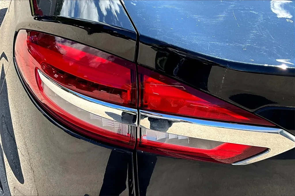 2020 Ford Fusion SE photo 18