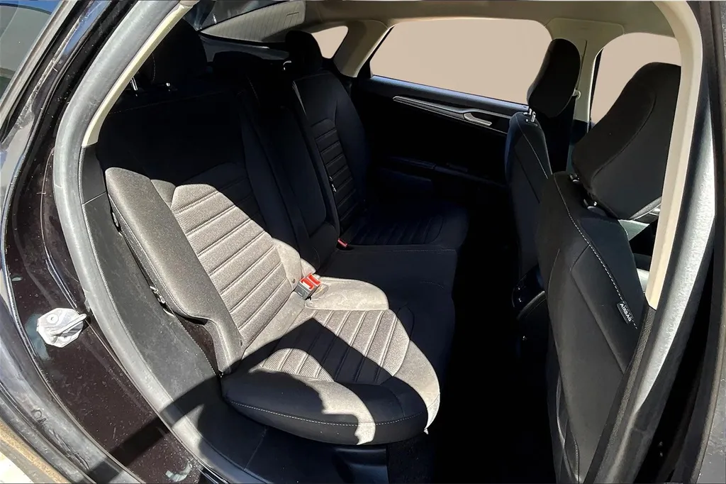 2020 Ford Fusion SE photo 28