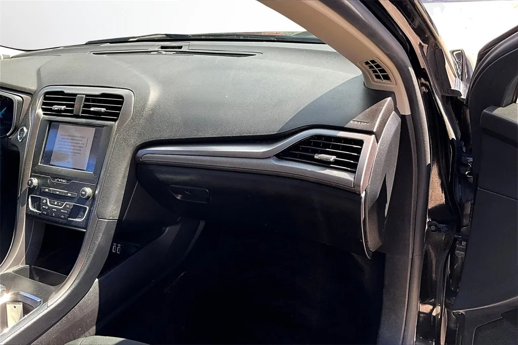 2020 Ford Fusion SE photo 8