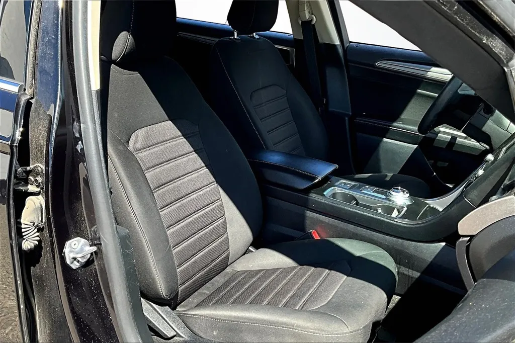 2020 Ford Fusion SE photo 29