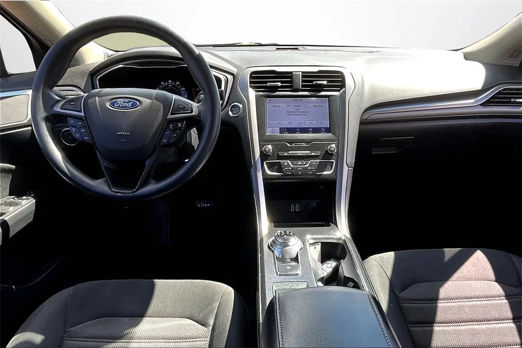 2020 Ford Fusion SE photo 2