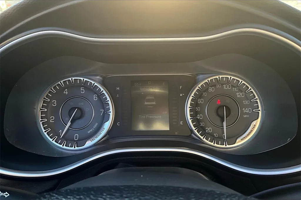 2015 Chrysler 200 Limited photo 5