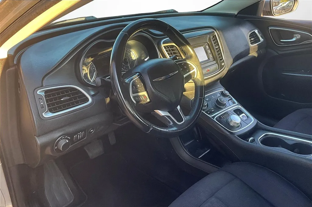 2015 Chrysler 200 Limited photo 25