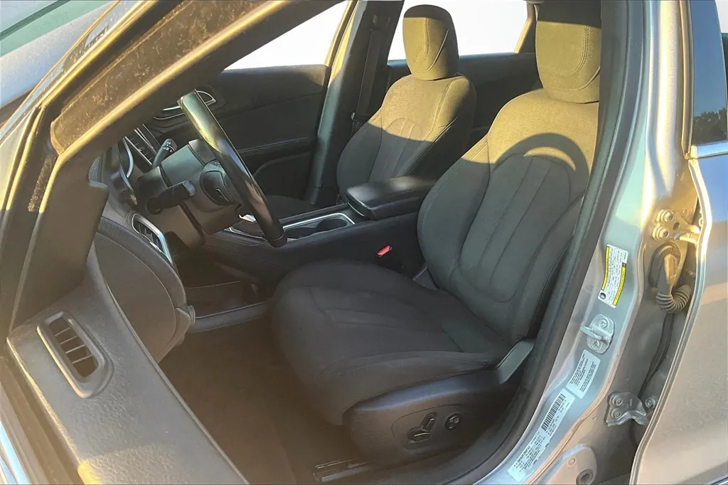 2015 Chrysler 200 Limited photo 7