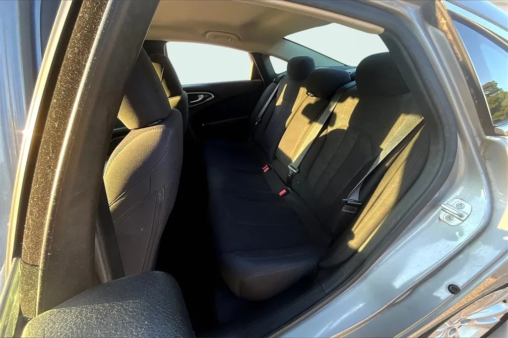 2015 Chrysler 200 Limited photo 17