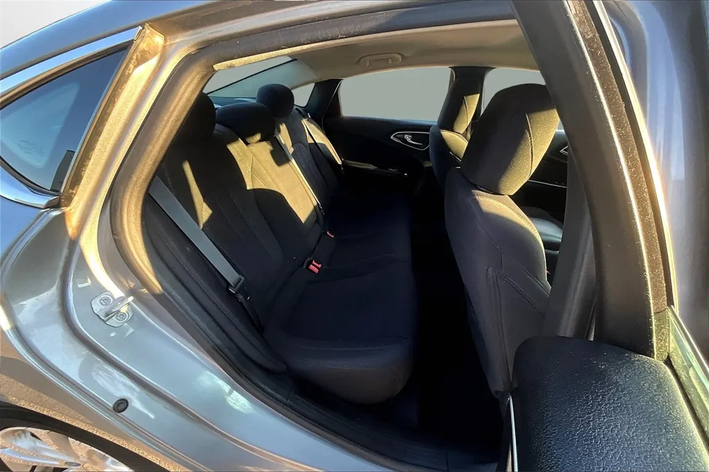 2015 Chrysler 200 Limited photo 8