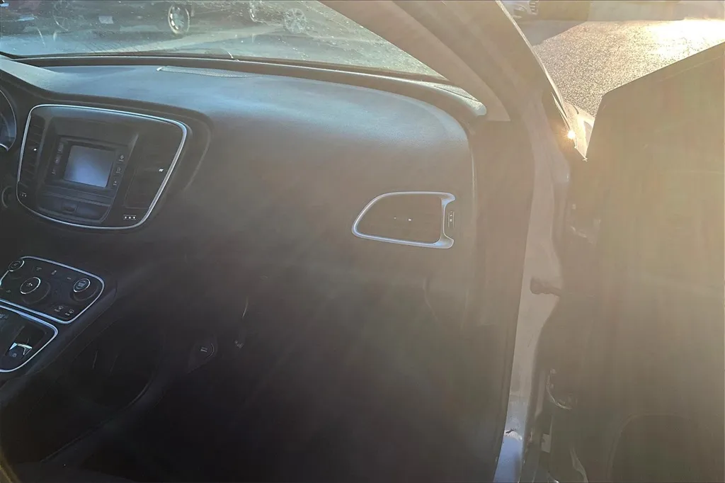2015 Chrysler 200 Limited photo 18