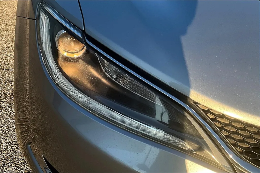 2015 Chrysler 200 Limited photo 10