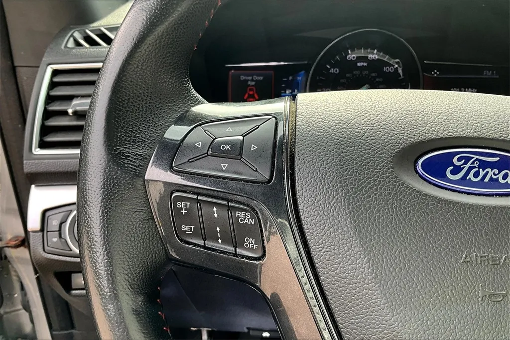 2017 Ford Explorer Sport photo 15