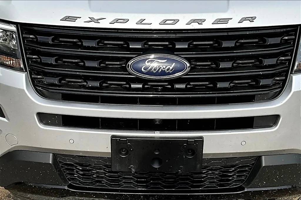 2017 Ford Explorer Sport photo 31