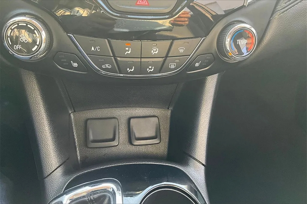 2018 Chevrolet Cruze Premier photo 23