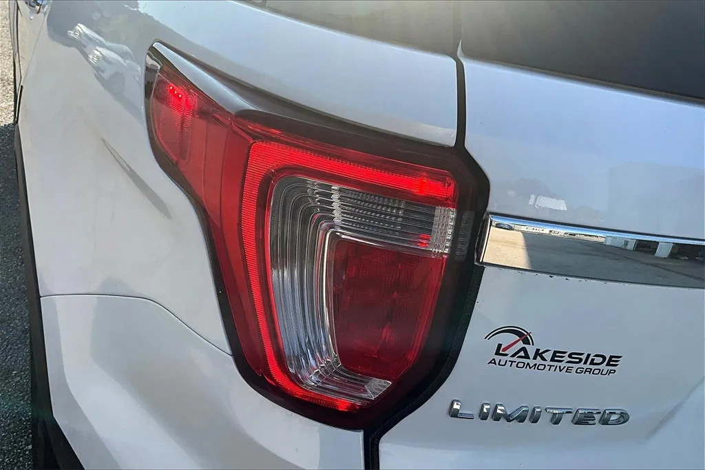 2016 Ford Explorer Limited photo 8