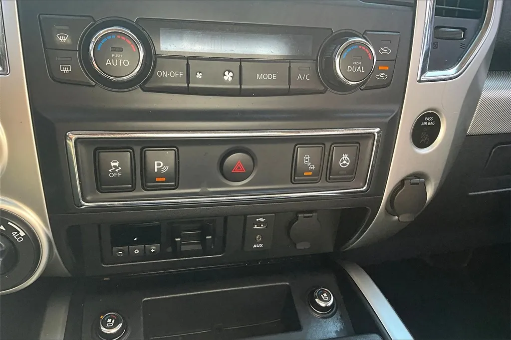 2017 Nissan Titan PRO-4X photo 27