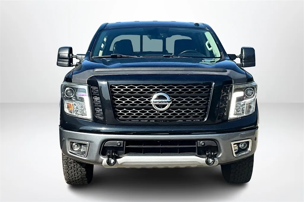 2017 Nissan Titan PRO-4X photo 13