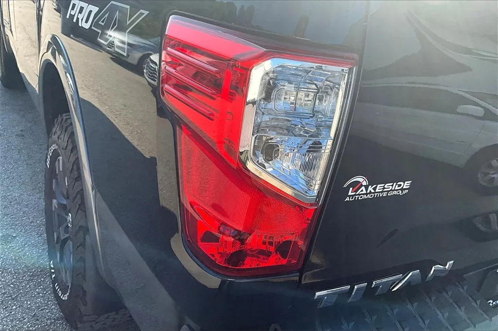 2017 Nissan Titan PRO-4X photo 19