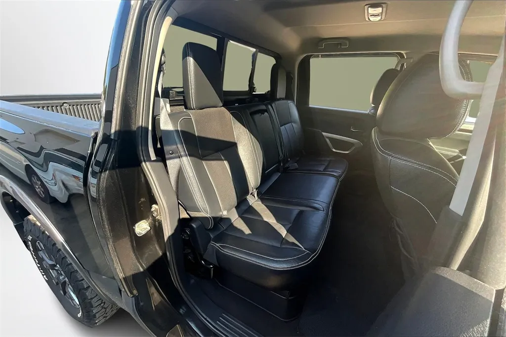 2017 Nissan Titan PRO-4X photo 9