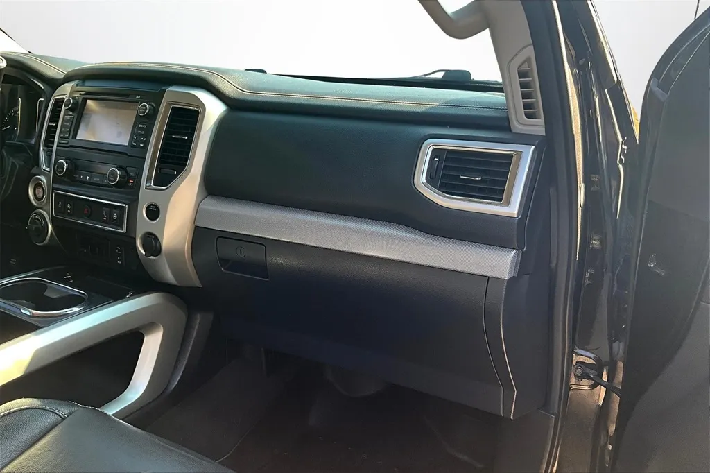 2017 Nissan Titan PRO-4X photo 20