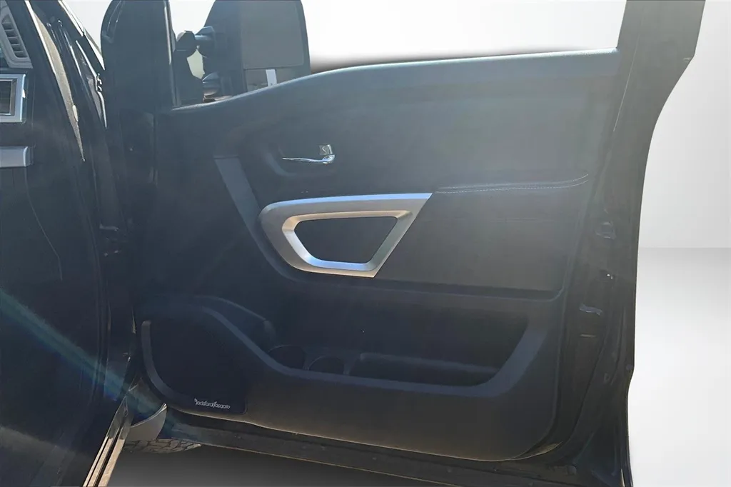 2017 Nissan Titan PRO-4X photo 31