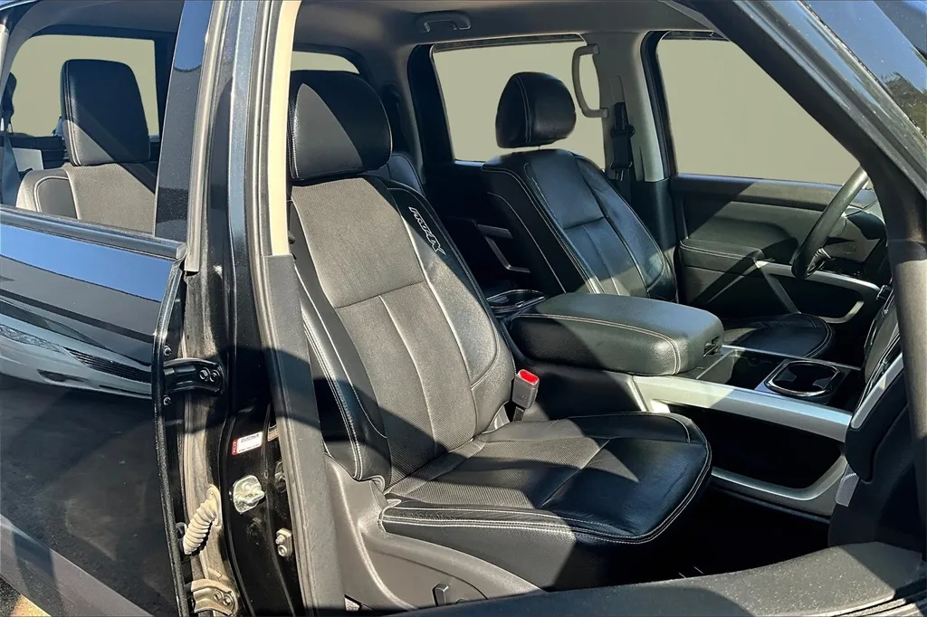 2017 Nissan Titan PRO-4X photo 10
