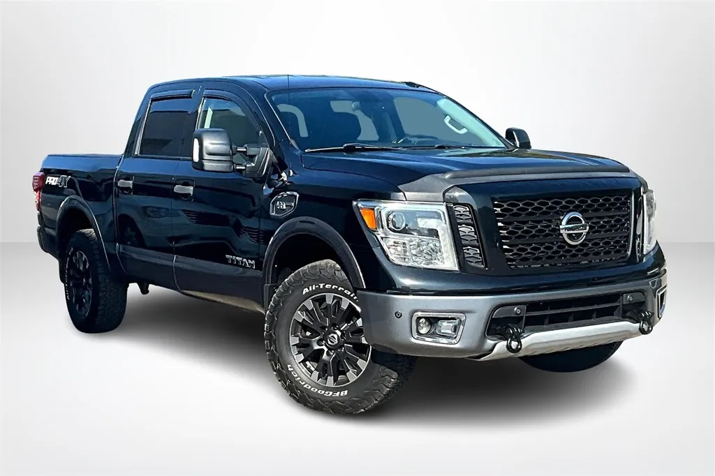 2017 Nissan Titan PRO-4X photo 23