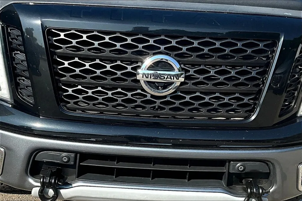 2017 Nissan Titan PRO-4X photo 22