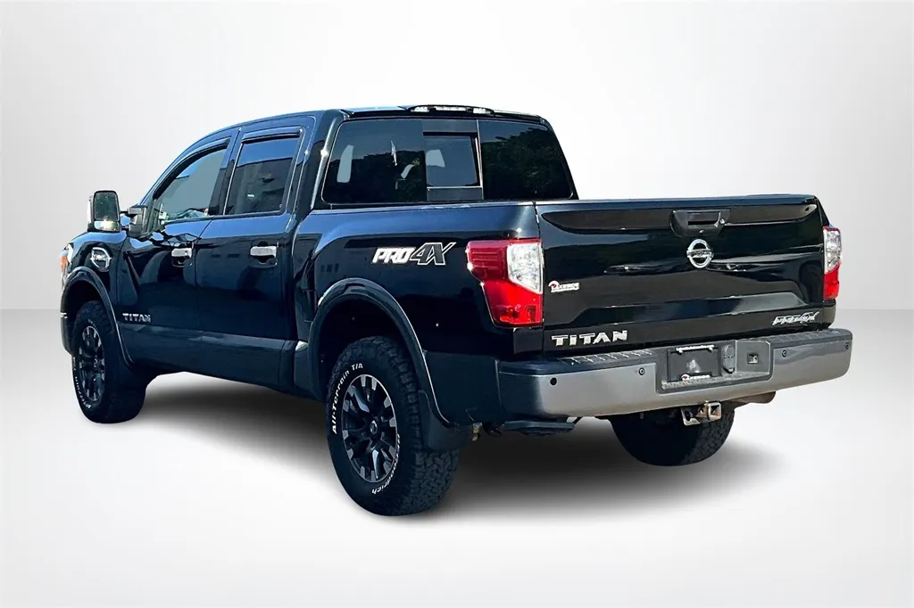 2017 Nissan Titan PRO-4X photo 2