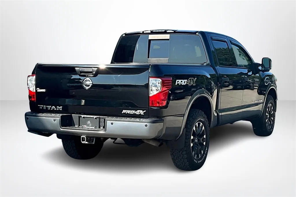 2017 Nissan Titan PRO-4X photo 14