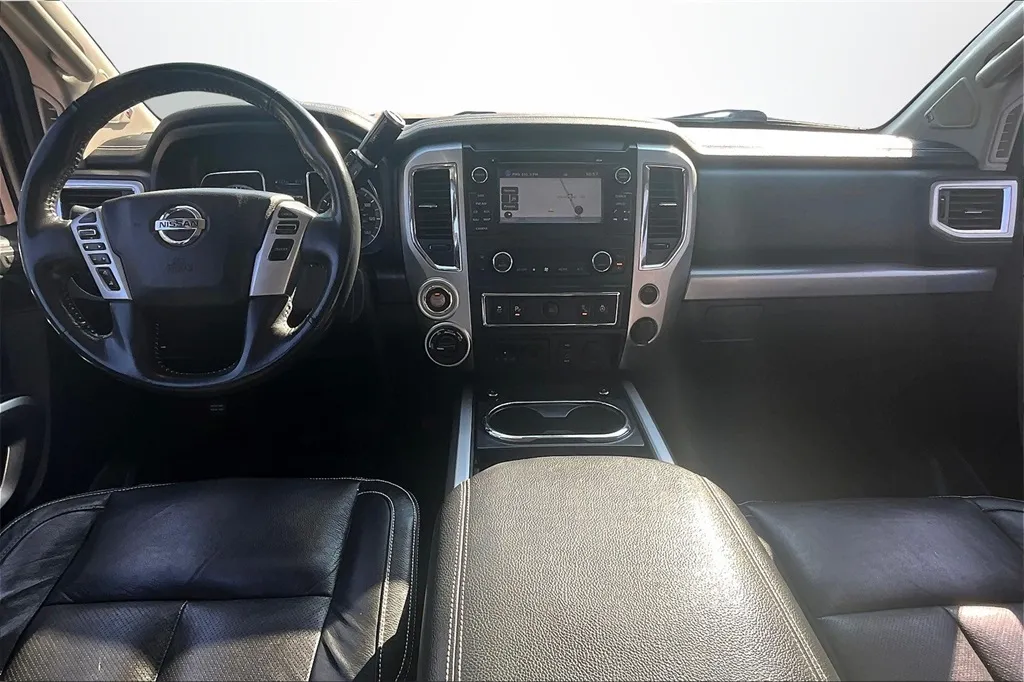 2017 Nissan Titan PRO-4X photo 3