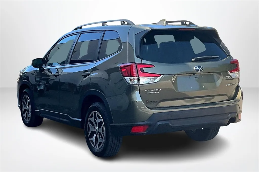 2022 Subaru Forester Premium photo 2