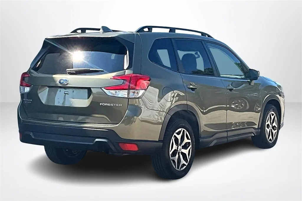 2022 Subaru Forester Premium photo 13