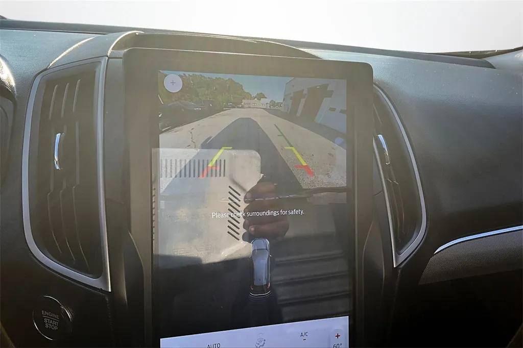 2022 Ford Edge SEL photo 15