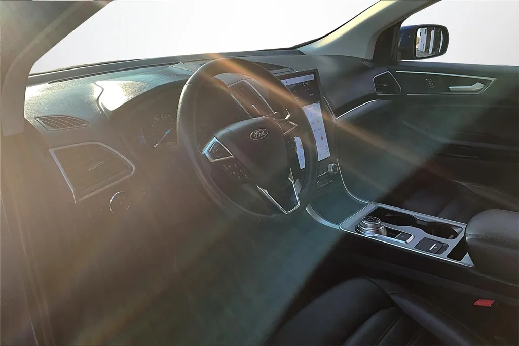 2022 Ford Edge SEL photo 16