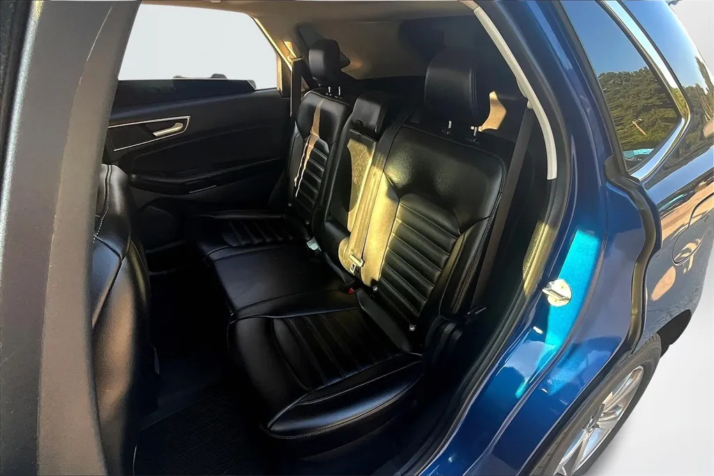 2022 Ford Edge SEL photo 7