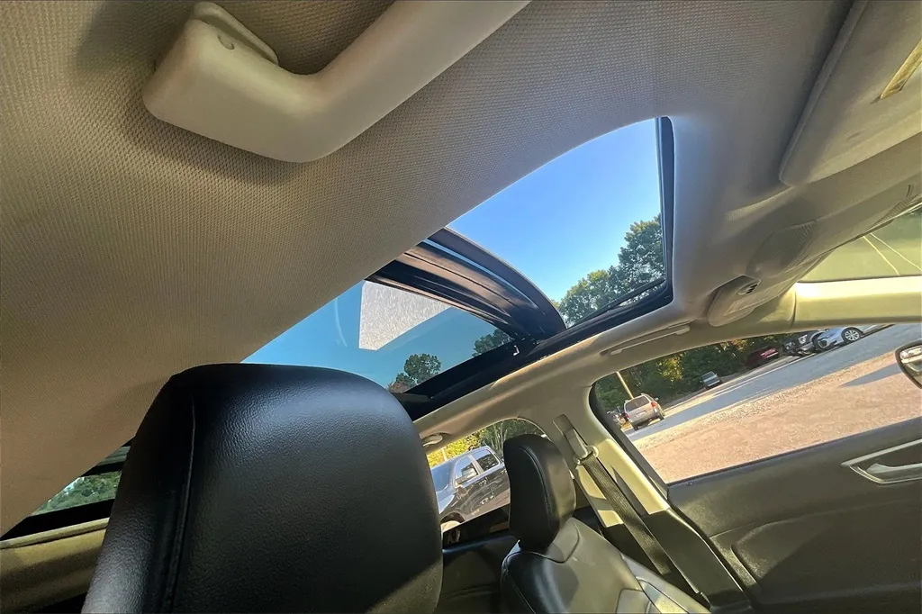 2022 Ford Edge SEL photo 19