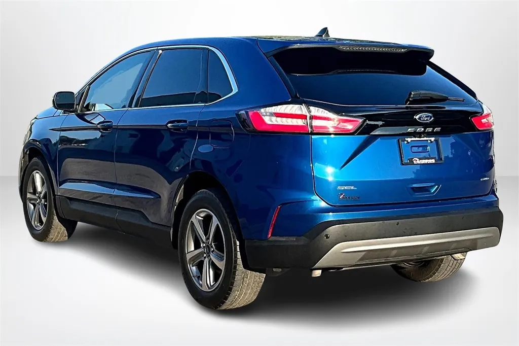 2022 Ford Edge SEL photo 2