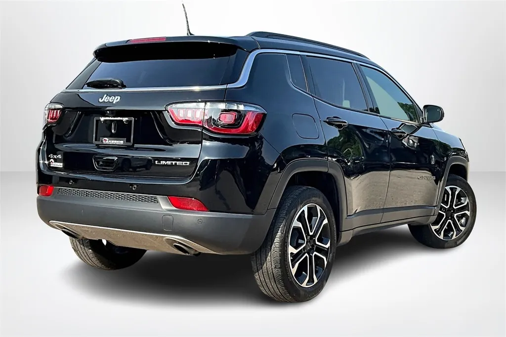2023 Jeep Compass Limited photo 13